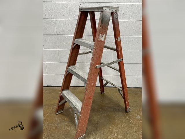 Lot 91-10425 - 4 FOOT FIBERGLASS/ALUMINUM STEP LADDER
