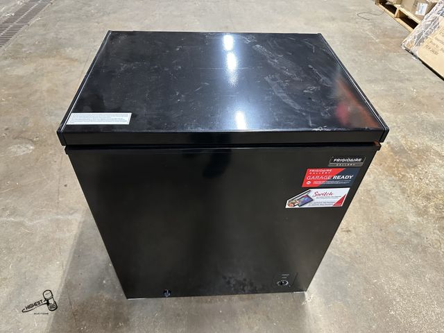Lot 91-10366 - FRIGIDAIRE GALLERY Chest Freezer CONVERTIBLE CHEST FREEZER/FRIDGE - RUNS BUT DIDN'T GET COLD - UNKNO...