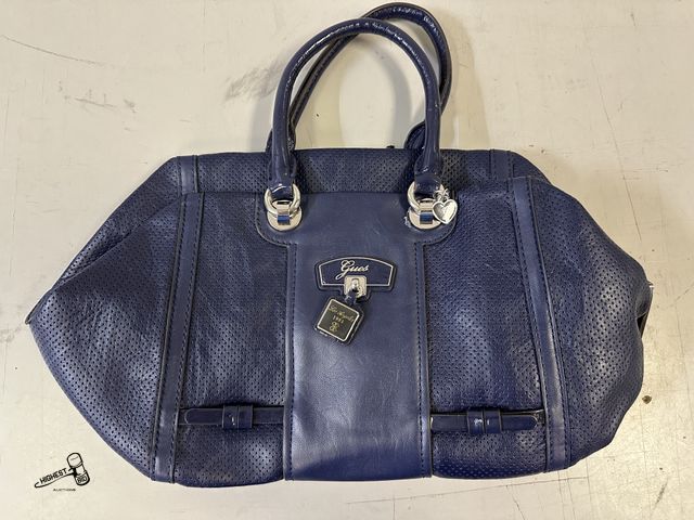 Lot 91-9714 - New BLUE GUESS PURSE