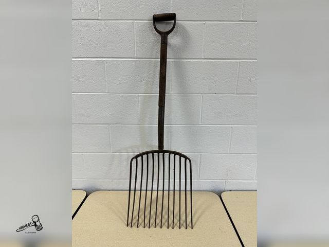 Lot 91-7003 - VINTAGE METAL PITCHFORK