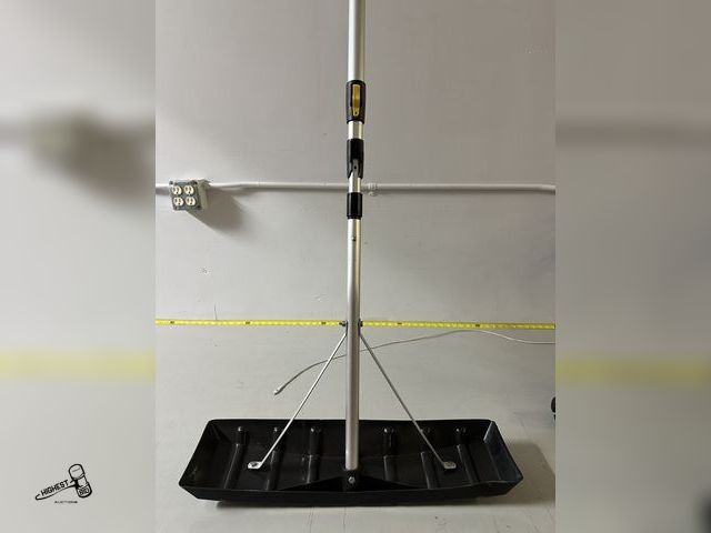 Lot 91-8664 - 20' EXTENDABLE SNOW ROOF RACK - DOES HAVE A BROKEN LOCK PIN STILL WORKS