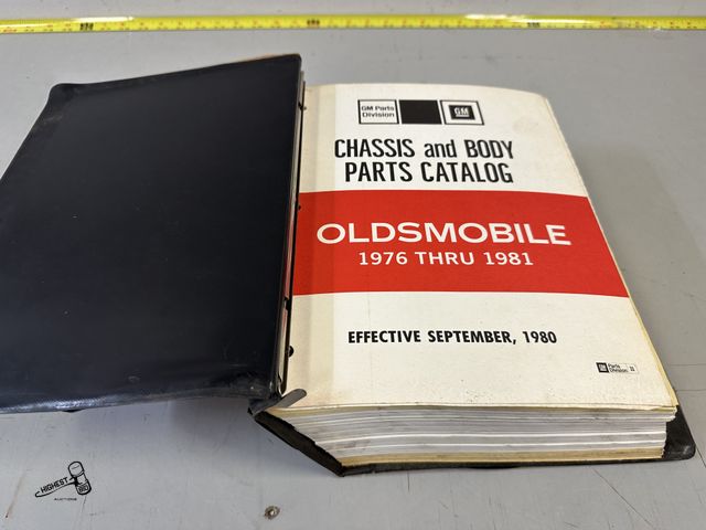 Lot 91-6442 - GM PARTS DIVISION OLDSMOBILE 1976 THRU 1981 BOOK - CHASSIS AND BODY PARTS CATALOG