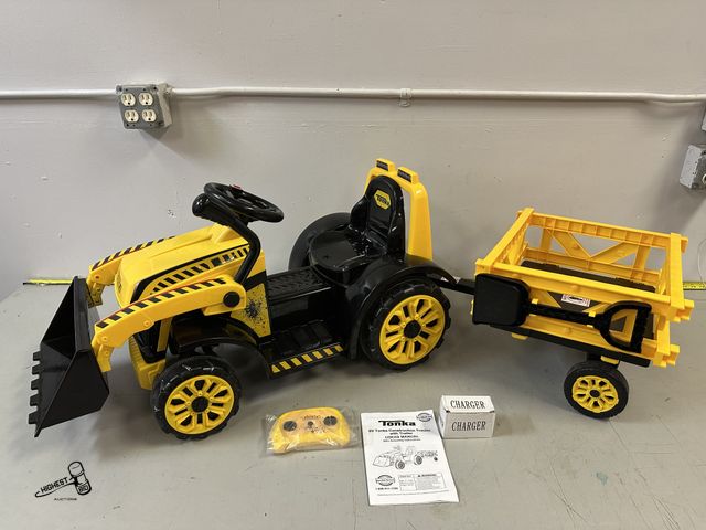 Lot 91-10463 - TONKA CONSTRUCTION TRACTOR 6VOLT - WORKS GREAT COMES WITH MANUAL, CHARGER &amp; REMOTE CONTROL FOR P...