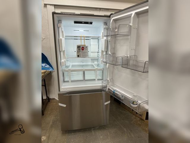 Lot 91-8534 - New Scratch & Dent MIDEA MRB19B7AST Refrigerator/Freezer Midea 18.7 cu. ft. Bottom Mount Freezer Ref...