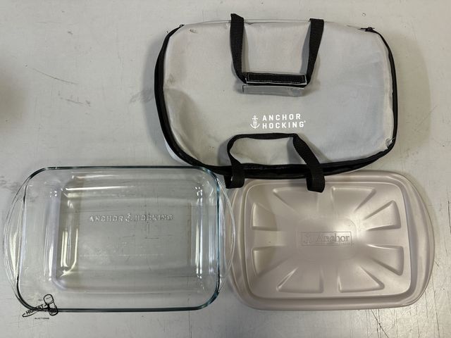 Lot 91-10189 - ANCHOR HOCKING CASSEROLE PAN WITH CASE AND LID