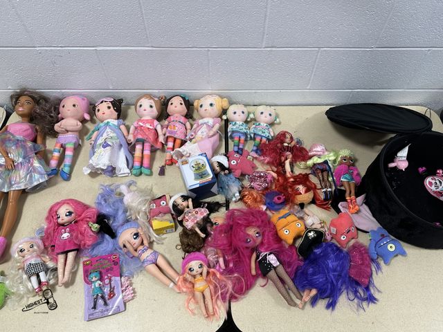 Lot 91-10347 - VINTAGE DOLL COLLECTION &amp; PLUSH BUNNY WITH FLOPPY EARS TRAVEL CASE FULL
