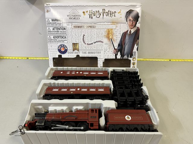 Lot 91-7193 - HARRY POTTER WIZARDING WORLD HOGWARTS EXPRESS TRAIN SET