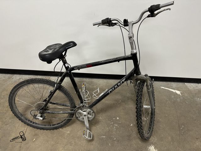 Lot 91-7888 - GIANT SEDONA 26" 21 SPEED BIKE