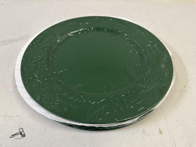 Lot 91-10187 - New SET OF 4 CHRISTMAS PLATES