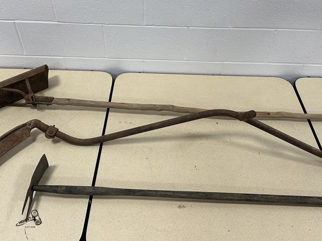 Lot 91-7120 - ANTIQUE 3-TINE CULTIVATOR WITH ANTIQUE GRAIN CRADLE SCYTHE AND A ANTIQUE POST HOLE DIGGER