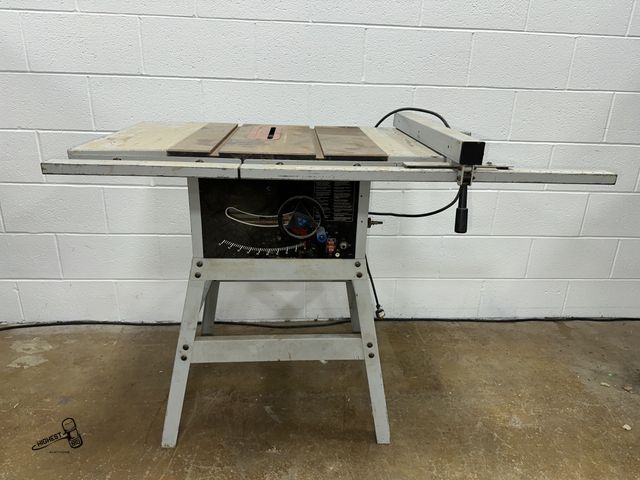 Lot 91-8776 - DELTA SHOPMASTER TS300 10" TABLE SAW WITH GOOD BOSCH BLADE INCLUDES ADJUSTABLE GUIDE - CUT UP TO A 4...