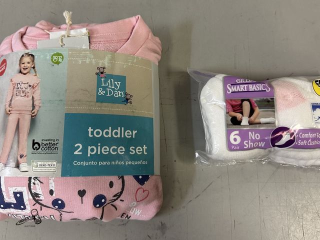 Lot 91-9709 - New GIRLS 3T LILLY &amp; DAN 2 PEICE CAT SHIRT WITH PANTS, 7 PAIRS OF GILDAN WHITE NO SHOW SOCKS SIZ...