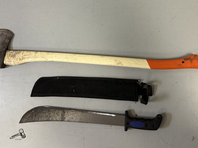 Lot 91-9018 - PLUMB 32 AXE &amp; 2' MACHETI IN CASE