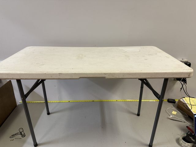 Lot 91-7408 - 2 FOOT BY 4 FOOT PORTABLE TABLE
