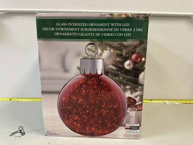 Lot 91-10386 - 15.7" X 11.8" GLASS OVERSIZED LED LIGHTED ORNAMENT - REQUIRES 3 DOUBLE A BATTERIES NOT INCLUDED