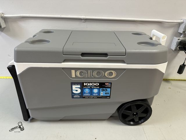 Lot 91-6974 - IGLOO MAXCOLD LATITUDE 90 QUART ROLLER COOLER - MAXCOLD: FOAM INSULATED - FLIP UP GLIDE HANDLE - COO...
