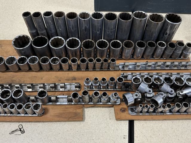 Lot 91-7176 - TOOL LOT - ELECTRICAL TOOLS, CONNECTORS, HAMMERS, CUTTERS, SEVERAL CRAFTSMAN SOCKETS, AND OTHER MISC...
