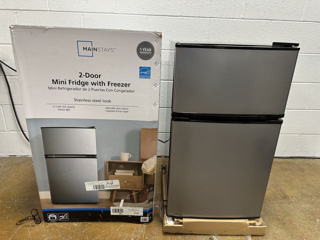 Lot 91-10311 - MAINSTAYS 2-DOOR MINI FRIDGE WITH FREEZER INCLUDES ICE TRAY &amp; OWNERS MANUAL - TESTED WORKS GREAT