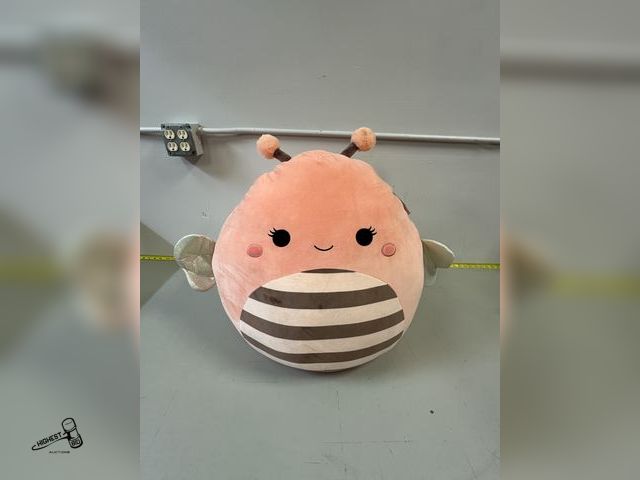 Lot 91-7505 - 24" SQUISHMALLOWS "LILI" GREAT GIFT IDEA