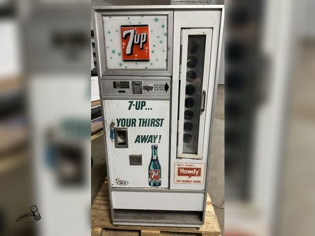 Lot 91-6514 - 7UP Electric  null VINTAGE 7UP VENDING MACHINE - LIKELY FROM THE MID-20TH CENTURY - HOWDY SODA ADVER...