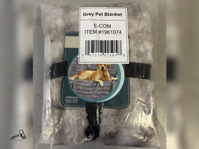 Lot 91-10277 - BRENT WOOF WATERPROOF PET BLANKET &amp; FURNITURE PROTECTOR OVERSIZED 60" X 70" COLOR IS GREY