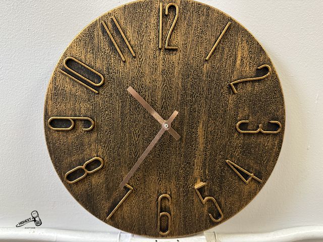 Lot 91-8558 - 12" RUSTIC LOOKING CLOCK POWERS BY DOUBLE AA BATTERY - NEW IN BOX