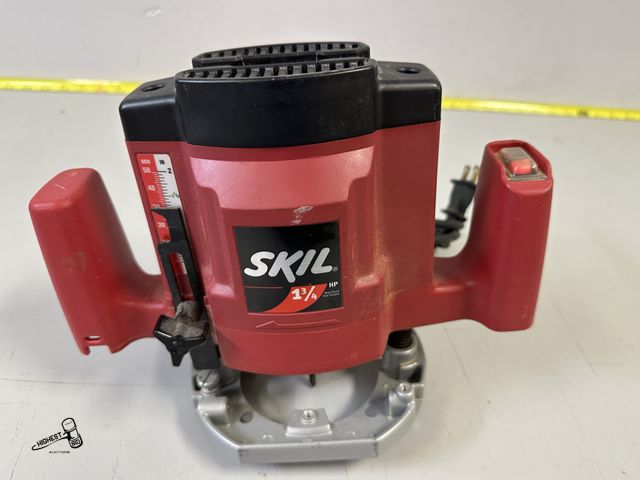 Lot 91-6418 - SKIL 1 3/4 PLUNGE ROUTER