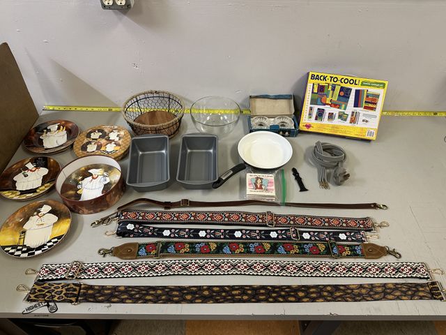 Lot 91-7422 - MISC LOT OF HOUSE GOODS