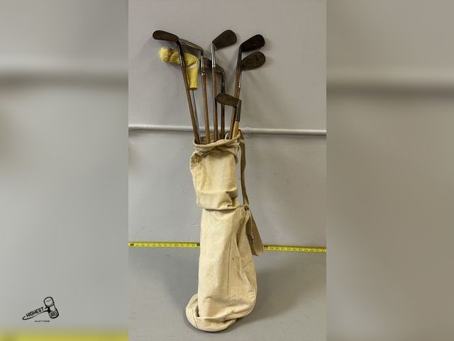 Lot 91-8969 - VINTAGE WOODEN GOLF CLUBS &amp; BAG