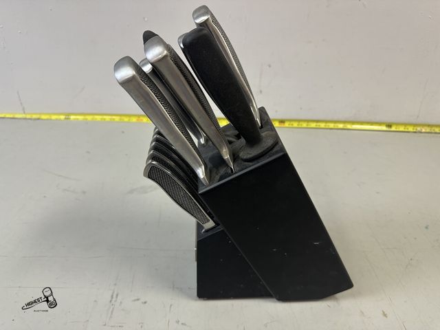 Lot 91-10245 - 15 PIECE KNIFE SET CUISINART KNIVES AND STORAGE BLOCK