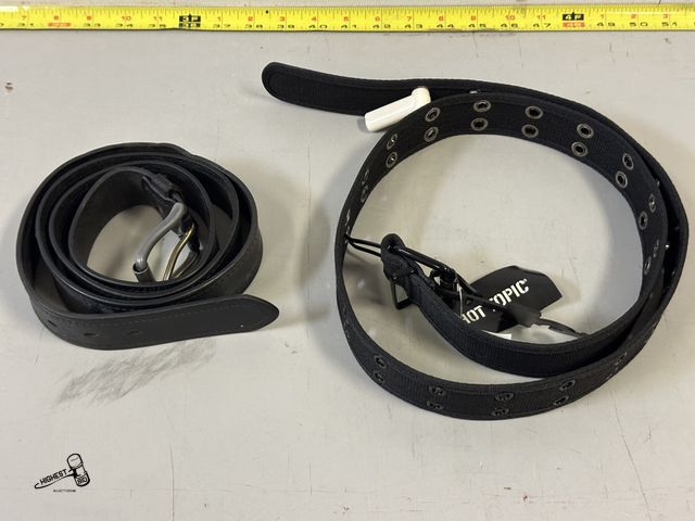 Lot 91-9685 - 2XL BLACK HOT TOPIC BELT WITH METAL HOLE DESING 2XL BROWN LEATHER DICKES BELT