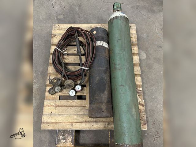 Lot 91-9477 - LARGE TORCH SET 50FT HOSE BIG TANKS WILL NEED FILLED