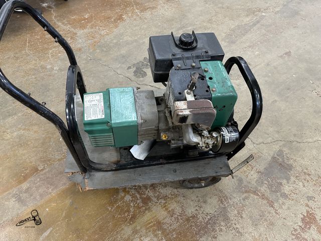 Lot 91-7004 - 4000 WATT GAS POWERED GENERATOR - 8HP ENGINE - 2 220 CIRCUITS - 2 110 CIRCUITS - STARTS AND RUNS - G...