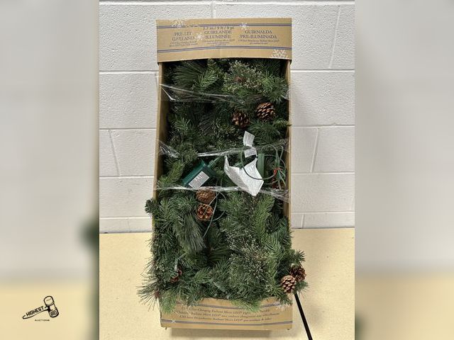 Lot 91-10536 - 9 FOOT PRE-LIT GARLAND 150 COLOR-CHANGING RADIANT MICRO LED LIGHTS WITH TWINKLE - WOULD NOT LIGHT UP