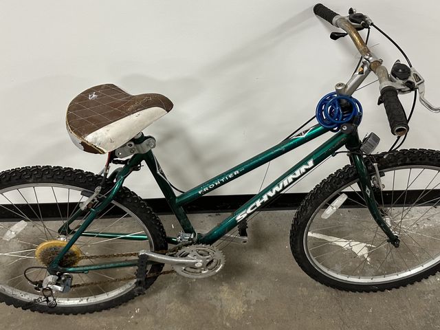 Lot 91-7870 - SCHWINN FRONTIER 26" BIKE