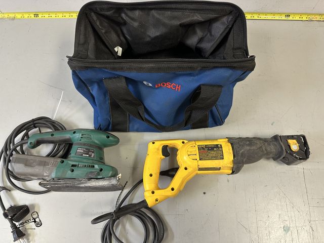 Lot 91-10261 - DEWALT DW304P RECIPROCATING SAW &amp; MASTERFORCE 1/3 SHEET SANDER IN BOSCH CARRYING TOOL BAG