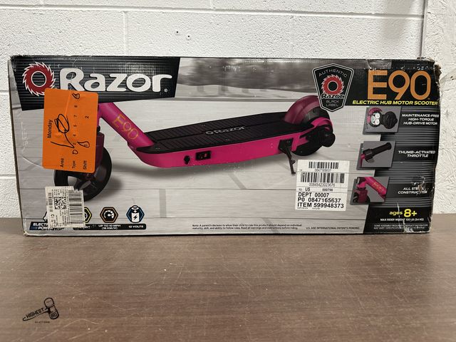 Lot 91-10508 - RAZOR E90 ELECTRIC HUB MOTOR SCOOTER - UP TO 10 MPH - 12 VOLTS - WITH CHARGER AND BOOKLET