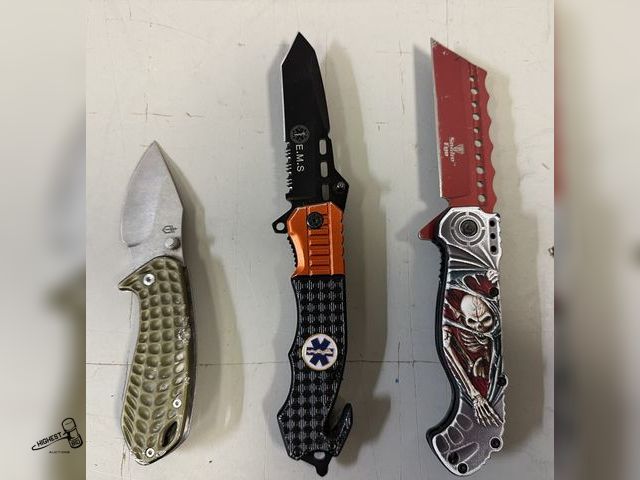 Lot 91-7783 - 3 KNIFES - GERBER - SNAKE EYE - E.M.S. SURVIVAL