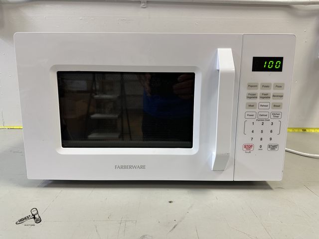 Lot 91-9567 - FARBERWARE FM011WEIWH Microwave Oven  MICROWAVE  1500 WATT BLOWS CIRCUT BRAKER NEEDS REPAIRED