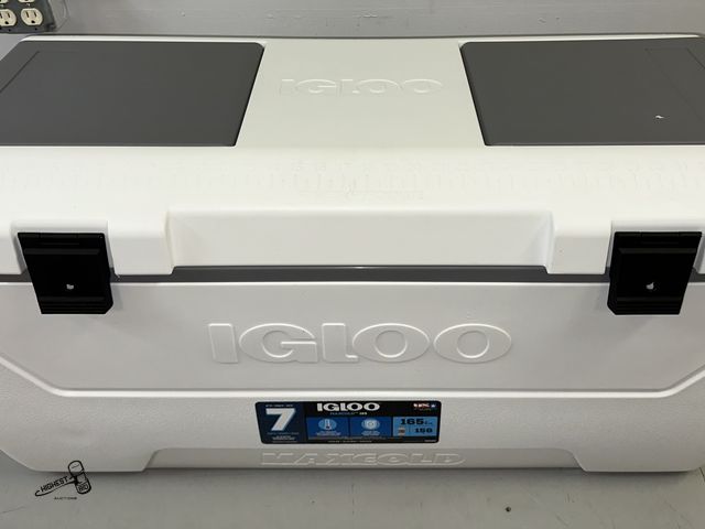 Lot 91-8694 - IGLOO MAX COLD 165 QT - UP TO 7 DAYS ICE RETENTION - 280 COLD CANS OF STORAGE - MADE IS USA
