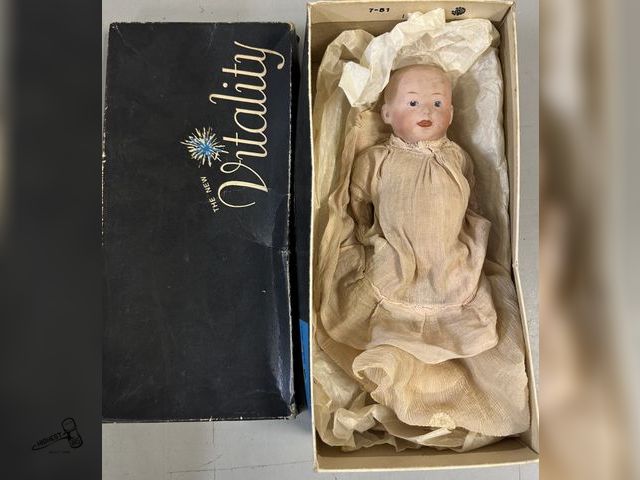 Lot 91-8299 - VINTAGE BABY DOLL