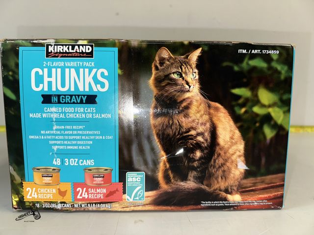 Lot 91-8468 - KIRKLAND SIGNATURE CHUNKS IN GRAVY - 2 FLAVOR VARIETY PACK - CHICKEN &amp; SALMON RECIPE - 48 3 OZ C...