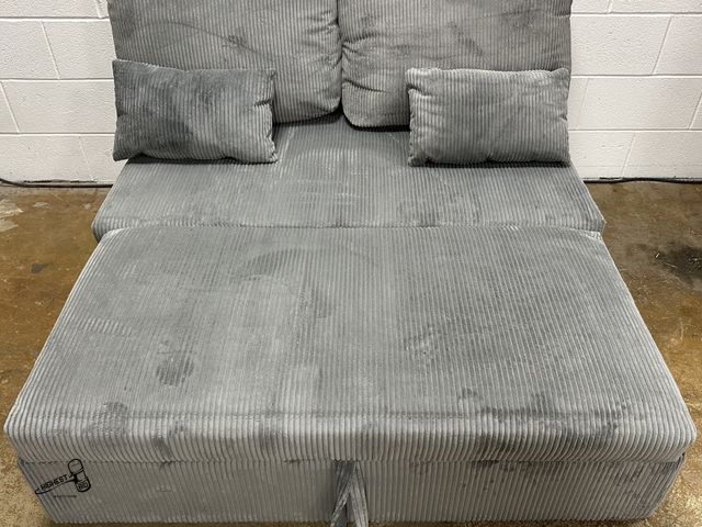Lot 91-10213 - New LOVE SEAT WITH PULL OUT OTTOMAN &amp; 2 THROW PILLOW