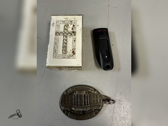 Lot 91-7833 - HOLY BIBLE JEWEL CASE - SCAN DISK MEMORY STICK - THE WHITE HOUSE KEY CHAIN