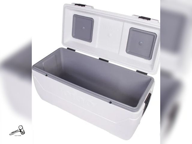 Lot 91-6499 - IGLOO 165 QUART MAXCOLD CHEST COOLER WITH BUTTERFLY QUICK ACCESS HATCH - MAXCOLD PERFORMANCE COOLER ...