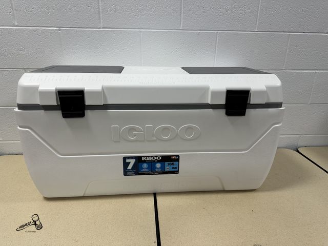 Lot 91-7434 - New 165QT MAXCOLD COOLER WITH DRAIN - HAS 2 EASY ACCESS COMPARTMENT LIDS AND 1 LARGE LID