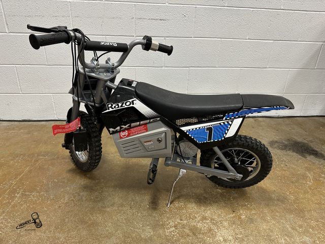 Lot 91-9768 - MSRP $298.00 Razor Dirt Rocket MX350 -BLUE, up to 14 mph, 24V Electric Dirt Bike for Child 8+ WITH C...