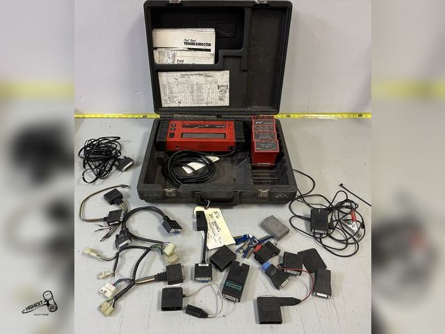 Lot 91-9610 - SNAPON MT2500 VEHICLE SCANNER IN CASE WITH SEVERAL AUTOMOTIVE ATTACHMENTS WITH USER MANUAL AND BOOKS