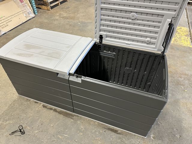 Lot 91-10431 - SUNCAST 120 GALLON SPLIT LID EXTRA LARGE DECK BOX