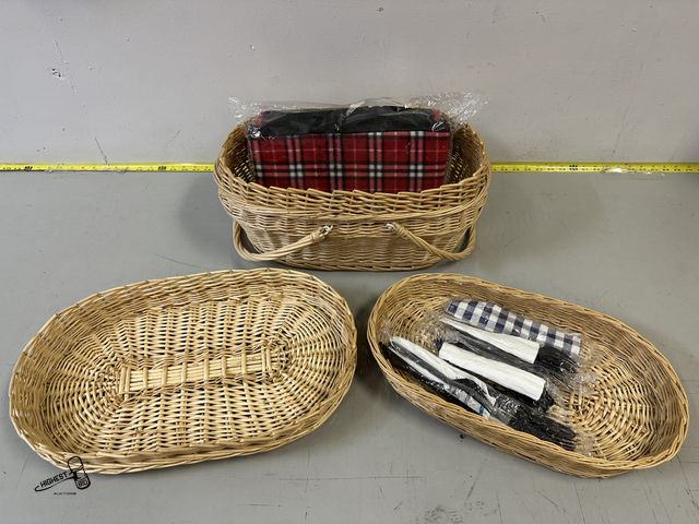 Lot 91-9761 - NICE PICNIC BASKET SET WITH NEW BLANKET AND UTENSILS